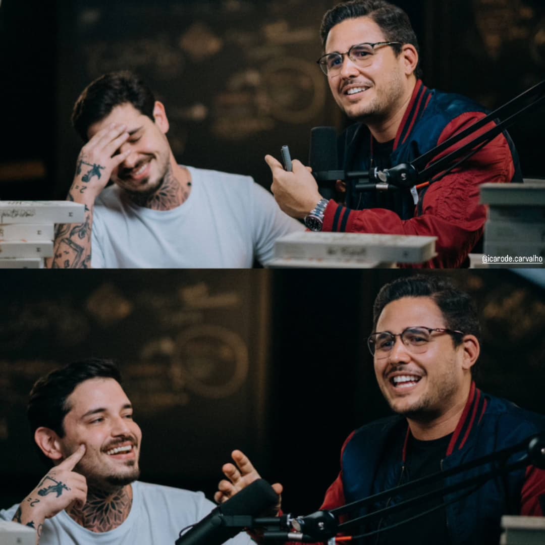 Dois homens conversando em podcast - sessão estratégica